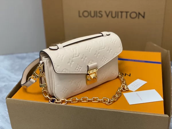 Louis Vuitton Pochette Métis East West - LC13