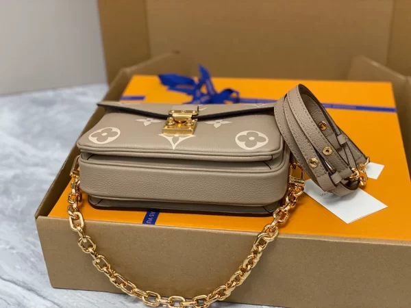 Louis Vuitton Pochette Métis East West - LC15