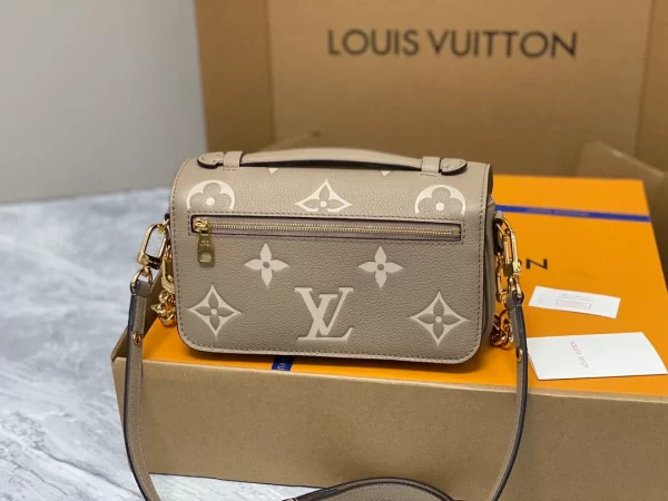 Louis Vuitton Pochette Métis East West - LC15