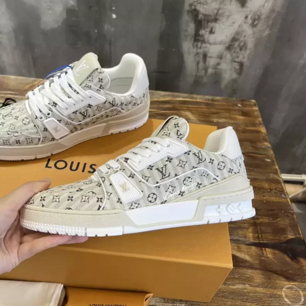 Louis Vuitton Trainer Sneaker - LS77