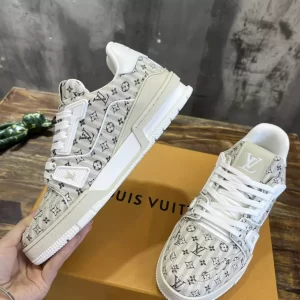 Louis Vuitton Trainer Sneaker - LS77