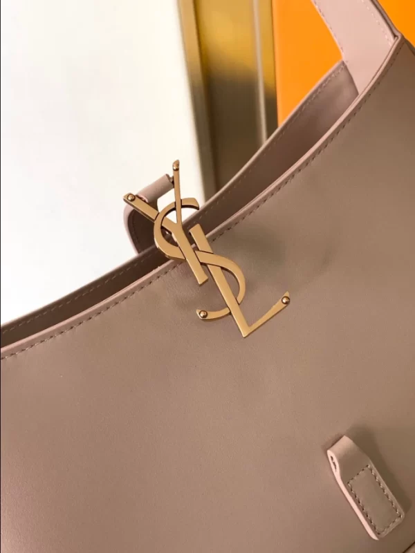 Saint Laurent Le 5 à 7 in Smooth Leather Bag - YSL19