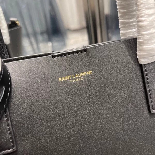 Shopping Saint Laurent in Leather - YST09