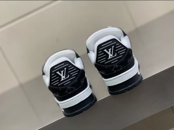 Louis Vuitton Trainer Sneakers - LS93