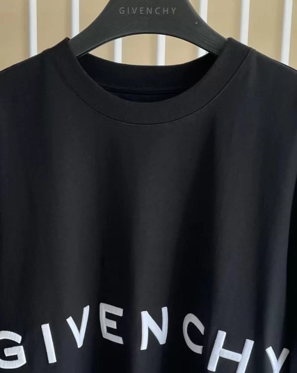 Givenchy 4G Oversized T-shirt in Cotton - CT08