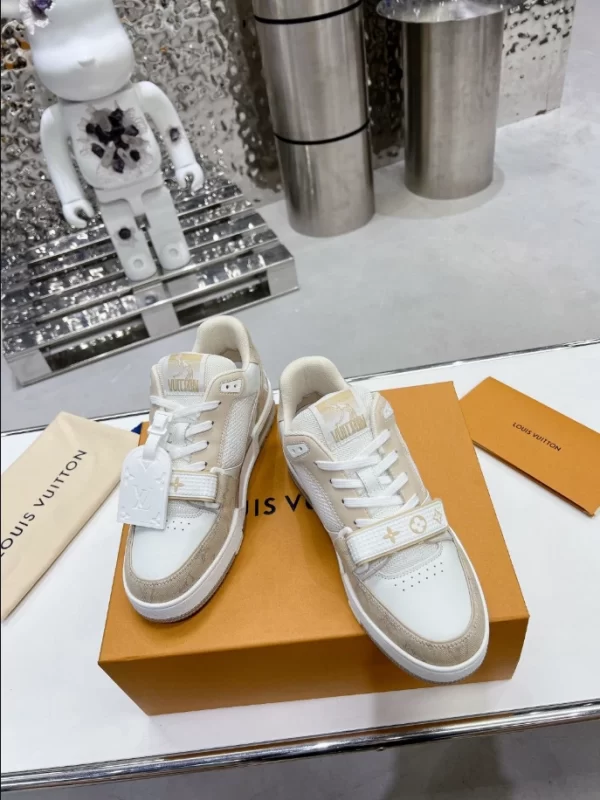 Louis Vuitton Trainer Sneaker - LS105