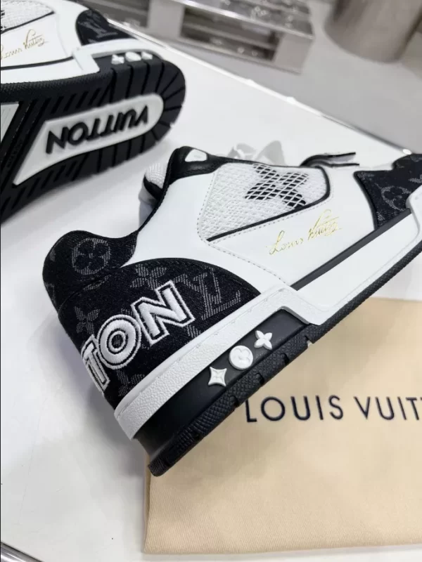 Louis Vuitton Trainer Sneaker - LS108