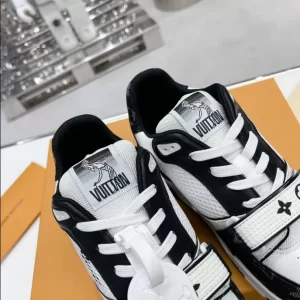 Louis Vuitton Trainer Sneaker - LS108