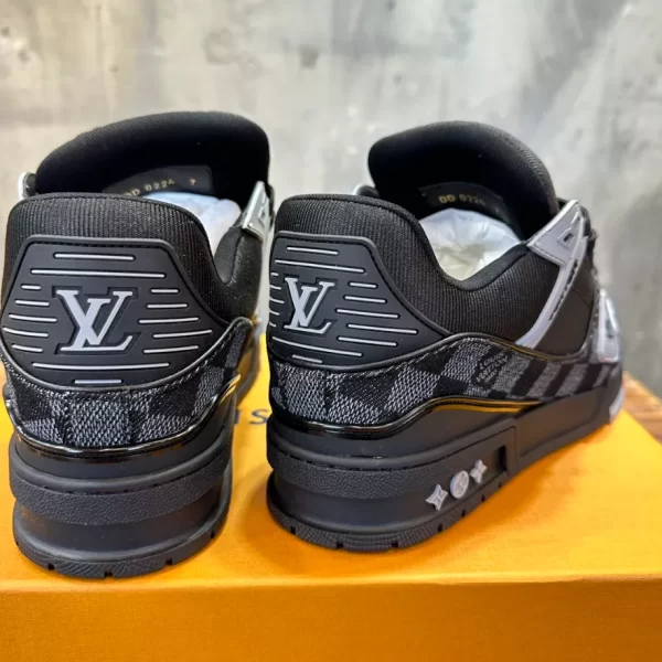 Louis Vuitton Trainer Sneaker - LS155