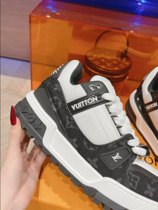 Louis Vuitton Trainer Maxi Sneaker - LS164