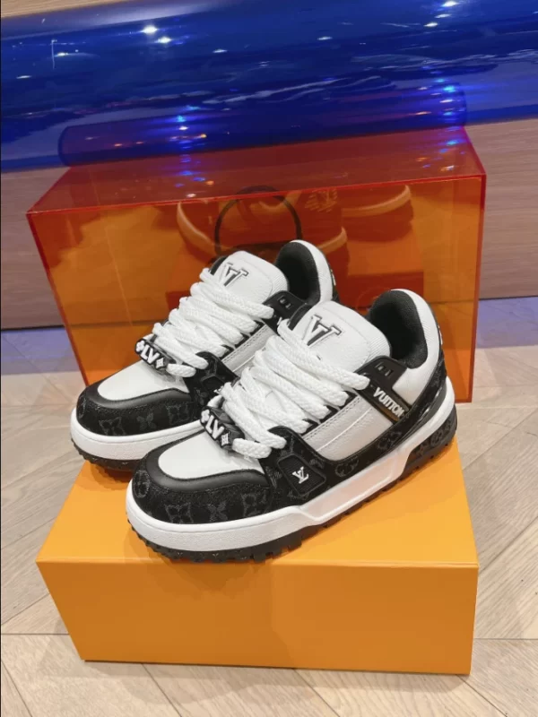 Louis Vuitton Trainer Maxi Sneaker - LS164