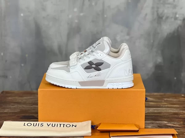 Louis Vuitton Trainer Sneaker - LS189