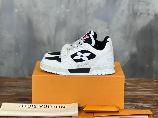 Louis Vuitton Trainer Sneaker - LS190