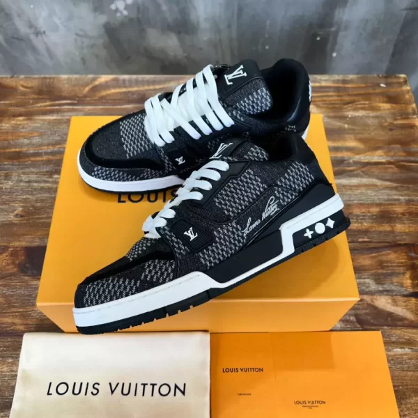 Louis Vuitton Trainer Sneaker - LS197