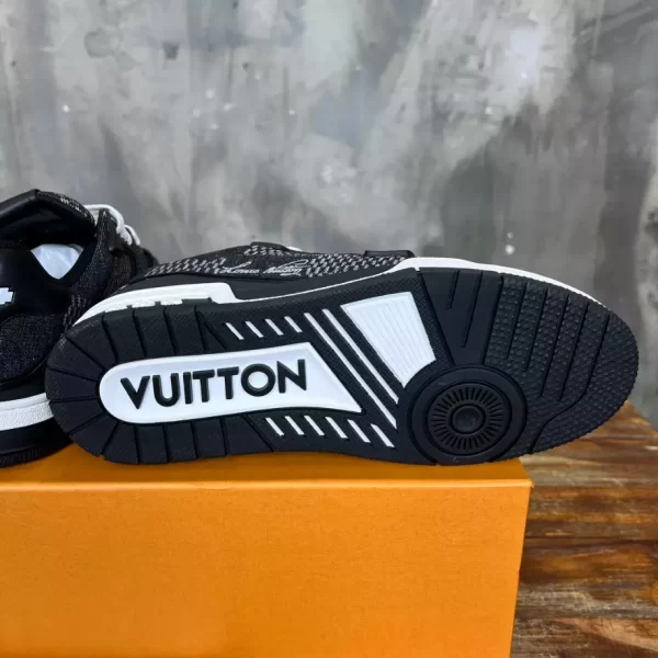 Louis Vuitton Trainer Sneaker - LS197