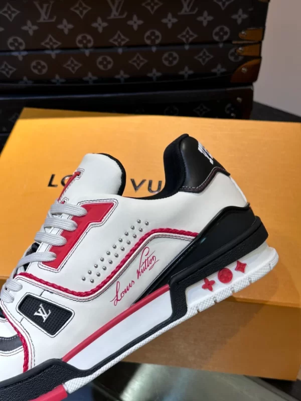 Louis Vuitton Trainer Sneaker - LS199