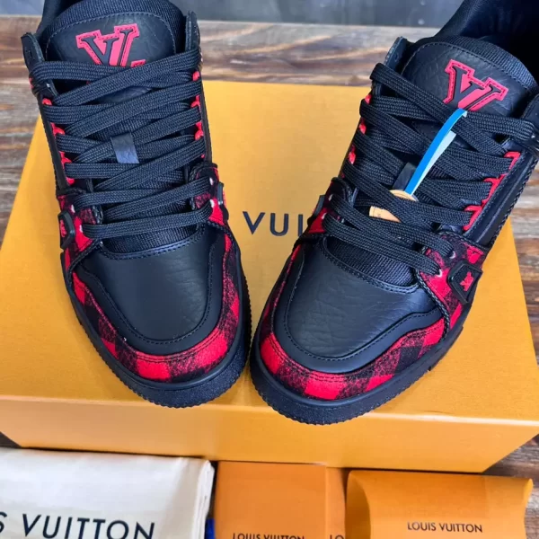 Louis Vuitton Trainer Sneaker - LS215